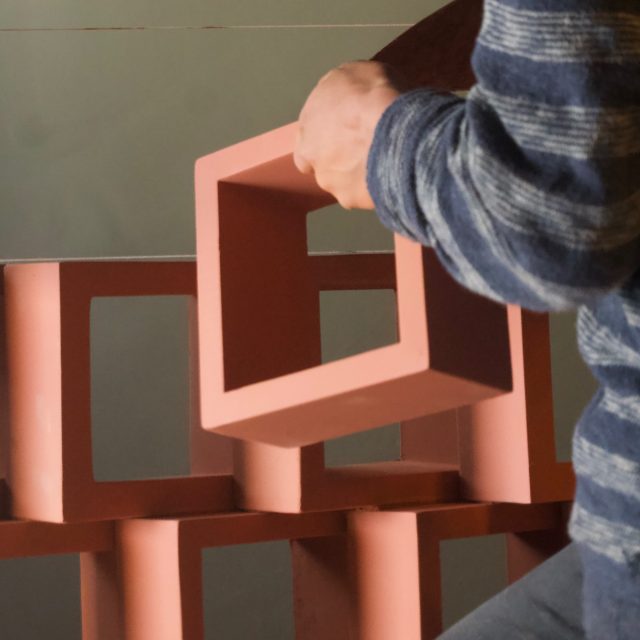 La celosía Amapa cobra vida en el proceso.
Cada pieza se instala cuidadosamente, respetando su carácter neoartesanal, donde el concreto adopta una textura que evoca el barro trabajado a mano. Ese acabado imperfectamente perfecto es lo que le da identidad: superficies vivas, sombras profundas y una presencia arquitectónica única.

Más que un material, es una pieza con personalidad. Un equilibrio entre técnica y oficio que transforma el concreto y genera emociones.

#ConcretoArquitectonico
#DiseñoEnConcreto
#ConcreteDesign